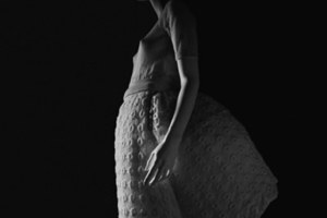 日本が誇る写真家・現代美術作家、杉本博司の個展「ハダカから被服へ」を3月より原美術館で開催