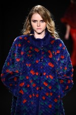 ロイヤル チエ 2017-18年秋冬コレクション - 赤からはじまるフェミニンな幻想世界｜写真9