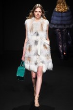 ロイヤル チエ 2017-18年秋冬コレクション - 赤からはじまるフェミニンな幻想世界｜写真18