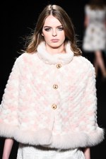 ロイヤル チエ 2017-18年秋冬コレクション - 赤からはじまるフェミニンな幻想世界｜写真20