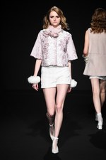 ロイヤル チエ 2017-18年秋冬コレクション - 赤からはじまるフェミニンな幻想世界｜写真22