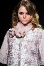 ロイヤル チエ 2017-18年秋冬コレクション - 赤からはじまるフェミニンな幻想世界｜写真23