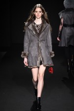 ロイヤル チエ 2017-18年秋冬コレクション - 赤からはじまるフェミニンな幻想世界｜写真26