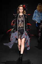 ロイヤル チエ 2017-18年秋冬コレクション - 赤からはじまるフェミニンな幻想世界｜写真30