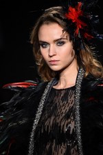 ロイヤル チエ 2017-18年秋冬コレクション - 赤からはじまるフェミニンな幻想世界｜写真31