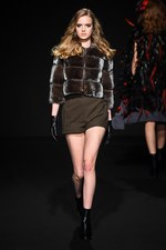 ロイヤル チエ 2017-18年秋冬コレクション - 赤からはじまるフェミニンな幻想世界｜写真32