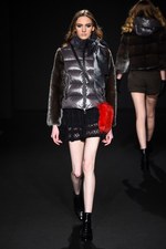 ロイヤル チエ 2017-18年秋冬コレクション - 赤からはじまるフェミニンな幻想世界｜写真33