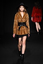 ロイヤル チエ 2017-18年秋冬コレクション - 赤からはじまるフェミニンな幻想世界｜写真44