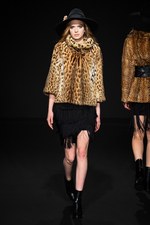 ロイヤル チエ 2017-18年秋冬コレクション - 赤からはじまるフェミニンな幻想世界｜写真45