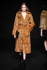 ロイヤル チエ 2017-18年秋冬コレクション - 赤からはじまるフェミニンな幻想世界｜写真46