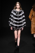 ロイヤル チエ 2017-18年秋冬コレクション - 赤からはじまるフェミニンな幻想世界｜写真47