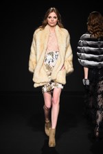 ロイヤル チエ 2017-18年秋冬コレクション - 赤からはじまるフェミニンな幻想世界｜写真49