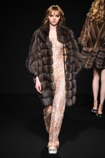 ロイヤル チエ 2017-18年秋冬コレクション - 赤からはじまるフェミニンな幻想世界｜写真51