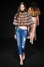 ロイヤル チエ 2017-18年秋冬コレクション - 赤からはじまるフェミニンな幻想世界｜写真53