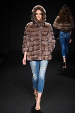 ロイヤル チエ 2017-18年秋冬コレクション - 赤からはじまるフェミニンな幻想世界｜写真54