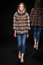 ロイヤル チエ 2017-18年秋冬コレクション - 赤からはじまるフェミニンな幻想世界｜写真55