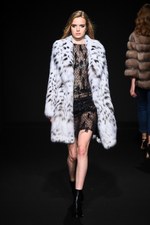 ロイヤル チエ 2017-18年秋冬コレクション - 赤からはじまるフェミニンな幻想世界｜写真56