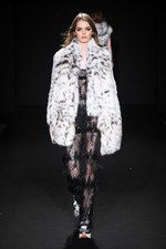 ロイヤル チエ 2017-18年秋冬コレクション - 赤からはじまるフェミニンな幻想世界｜写真58