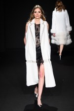 ロイヤル チエ 2017-18年秋冬コレクション - 赤からはじまるフェミニンな幻想世界｜写真61