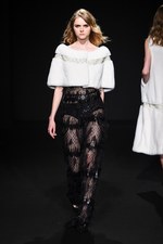 ロイヤル チエ 2017-18年秋冬コレクション - 赤からはじまるフェミニンな幻想世界｜写真62