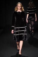 ロイヤル チエ 2017-18年秋冬コレクション - 赤からはじまるフェミニンな幻想世界｜写真66