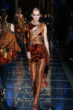 バルマン 2017年秋冬ウィメンズコレクション - アニマルレザーを身に纏う力強く開放的な女性たち｜写真8