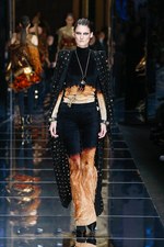 バルマン 2017年秋冬ウィメンズコレクション - アニマルレザーを身に纏う力強く開放的な女性たち｜写真9