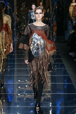 バルマン 2017年秋冬ウィメンズコレクション - アニマルレザーを身に纏う力強く開放的な女性たち｜写真11