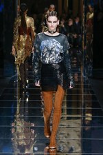 バルマン 2017年秋冬ウィメンズコレクション - アニマルレザーを身に纏う力強く開放的な女性たち｜写真12