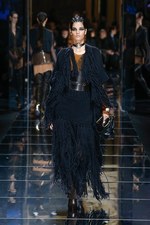 バルマン 2017年秋冬ウィメンズコレクション - アニマルレザーを身に纏う力強く開放的な女性たち｜写真17