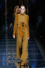 バルマン 2017年秋冬ウィメンズコレクション - アニマルレザーを身に纏う力強く開放的な女性たち｜写真19