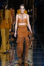 バルマン 2017年秋冬ウィメンズコレクション - アニマルレザーを身に纏う力強く開放的な女性たち｜写真20