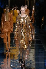 バルマン 2017年秋冬ウィメンズコレクション - アニマルレザーを身に纏う力強く開放的な女性たち｜写真23