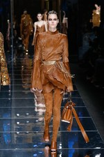 バルマン 2017年秋冬ウィメンズコレクション - アニマルレザーを身に纏う力強く開放的な女性たち｜写真24