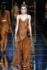 バルマン 2017年秋冬ウィメンズコレクション - アニマルレザーを身に纏う力強く開放的な女性たち｜写真25