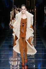 バルマン 2017年秋冬ウィメンズコレクション - アニマルレザーを身に纏う力強く開放的な女性たち｜写真27