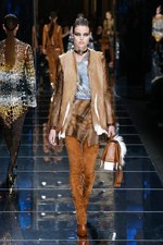 バルマン 2017年秋冬ウィメンズコレクション - アニマルレザーを身に纏う力強く開放的な女性たち｜写真30