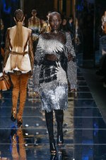 バルマン 2017年秋冬ウィメンズコレクション - アニマルレザーを身に纏う力強く開放的な女性たち｜写真31