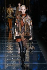 バルマン 2017年秋冬ウィメンズコレクション - アニマルレザーを身に纏う力強く開放的な女性たち｜写真34