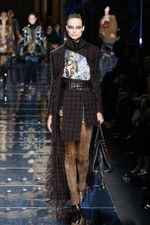 バルマン 2017年秋冬ウィメンズコレクション - アニマルレザーを身に纏う力強く開放的な女性たち｜写真36