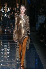 バルマン 2017年秋冬ウィメンズコレクション - アニマルレザーを身に纏う力強く開放的な女性たち｜写真46