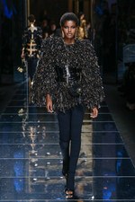 バルマン 2017年秋冬ウィメンズコレクション - アニマルレザーを身に纏う力強く開放的な女性たち｜写真49