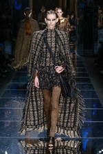 バルマン 2017年秋冬ウィメンズコレクション - アニマルレザーを身に纏う力強く開放的な女性たち｜写真54