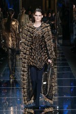 バルマン 2017年秋冬ウィメンズコレクション - アニマルレザーを身に纏う力強く開放的な女性たち｜写真56