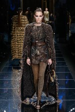 バルマン 2017年秋冬ウィメンズコレクション - アニマルレザーを身に纏う力強く開放的な女性たち｜写真57