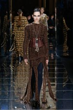 バルマン 2017年秋冬ウィメンズコレクション - アニマルレザーを身に纏う力強く開放的な女性たち｜写真58