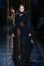 バルマン 2017年秋冬ウィメンズコレクション - アニマルレザーを身に纏う力強く開放的な女性たち｜写真65
