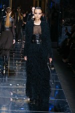 バルマン 2017年秋冬ウィメンズコレクション - アニマルレザーを身に纏う力強く開放的な女性たち｜写真71