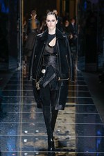 バルマン 2017年秋冬ウィメンズコレクション - アニマルレザーを身に纏う力強く開放的な女性たち｜写真72