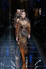 バルマン 2017年秋冬ウィメンズコレクション - アニマルレザーを身に纏う力強く開放的な女性たち｜写真81